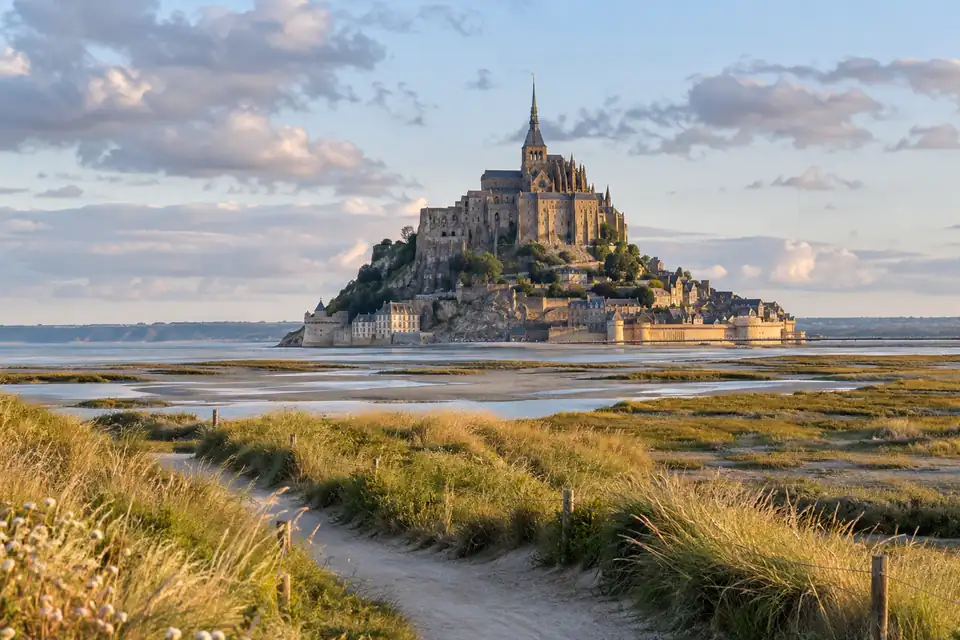 Vue du Mont-Saint-Michel et de son abbaye depuis les prés salés de la baie