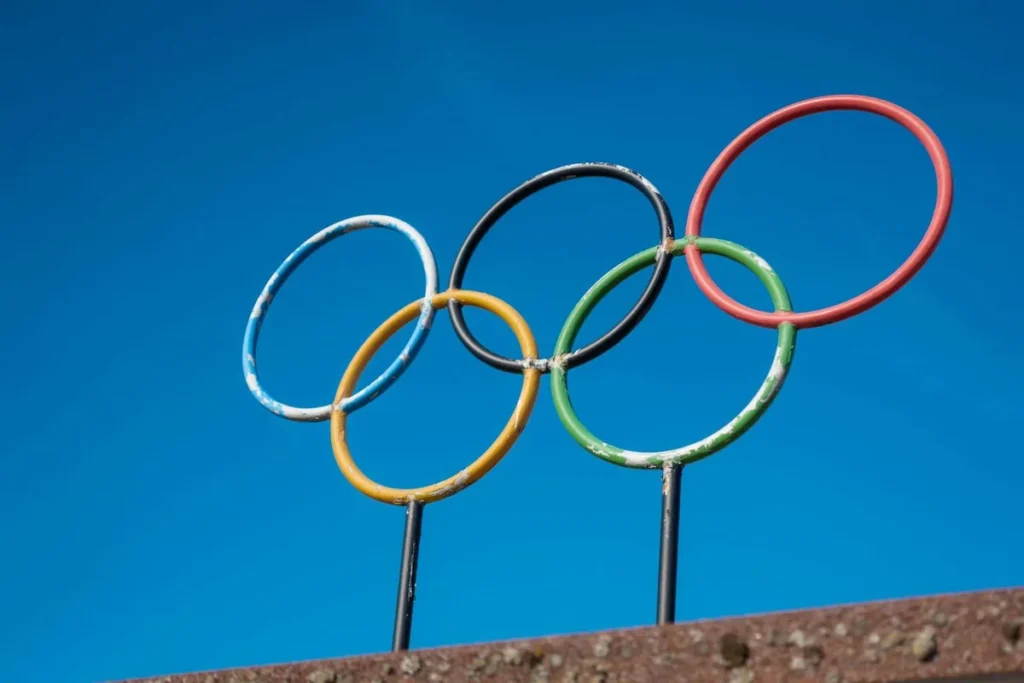 Anneaux olympiques dressés devant un ciel bleu