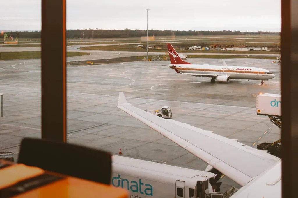 Avions sur le tarmac vus depuis le terminal d’un aéroport