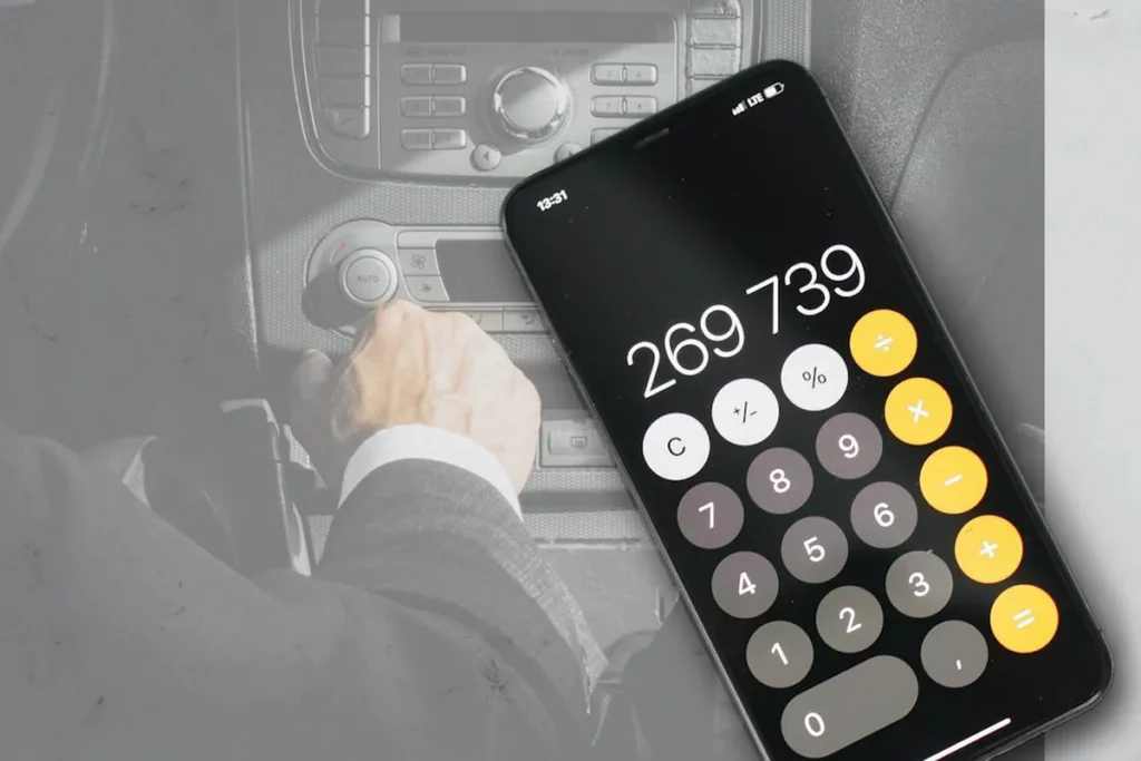 Calculatrice sur un téléphone devant un conducteur au volant