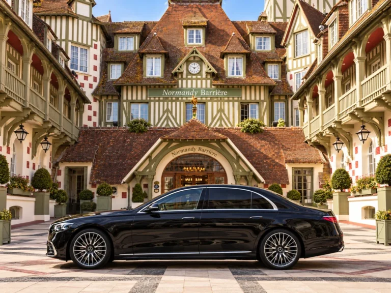 Mercedes Classe S avec chauffeur privé devant un hôtel de prestige à Deauville
