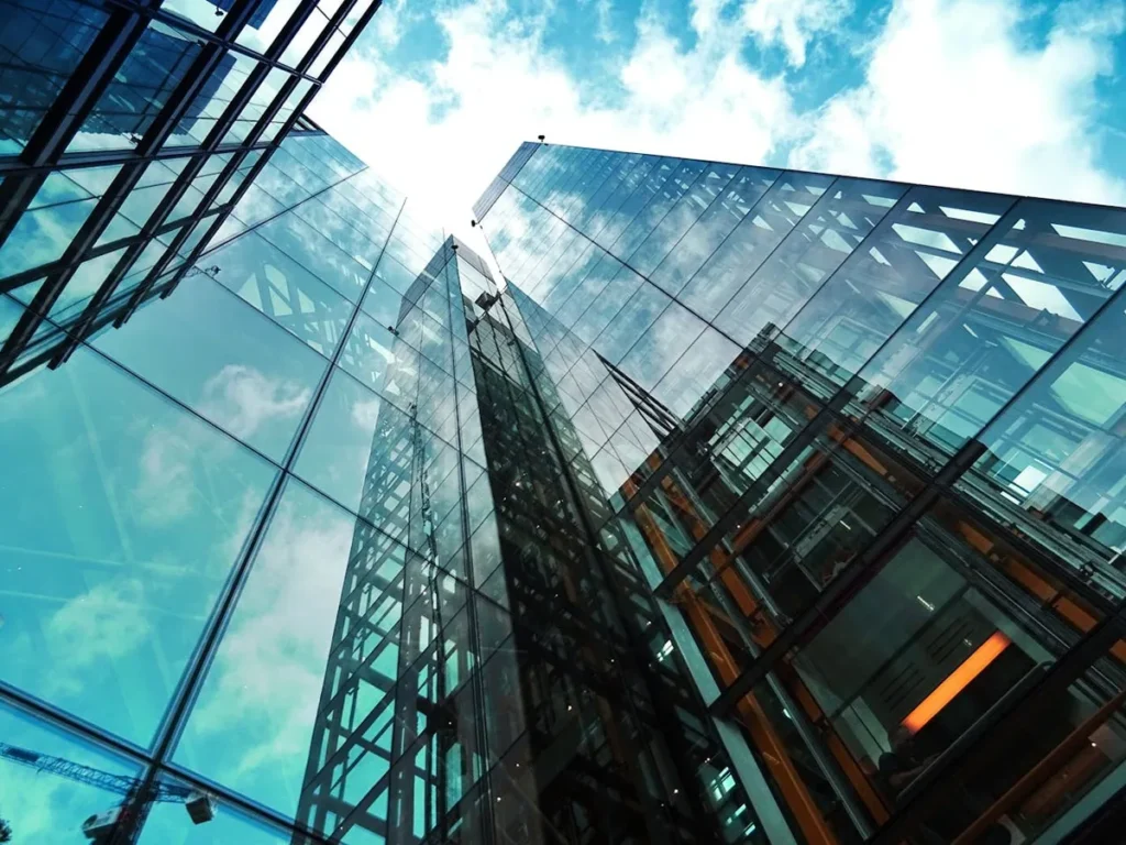 Façades vitrées d’immeubles de bureaux vues en contre-plongée