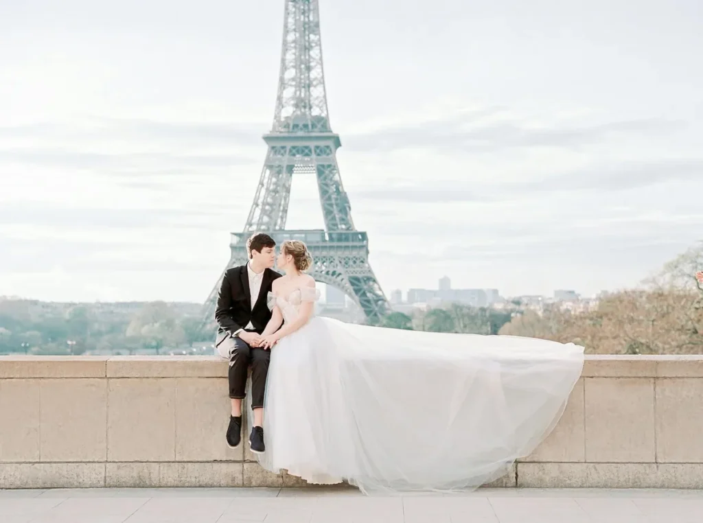 Couple de mariés devant la tour Eiffel à Paris