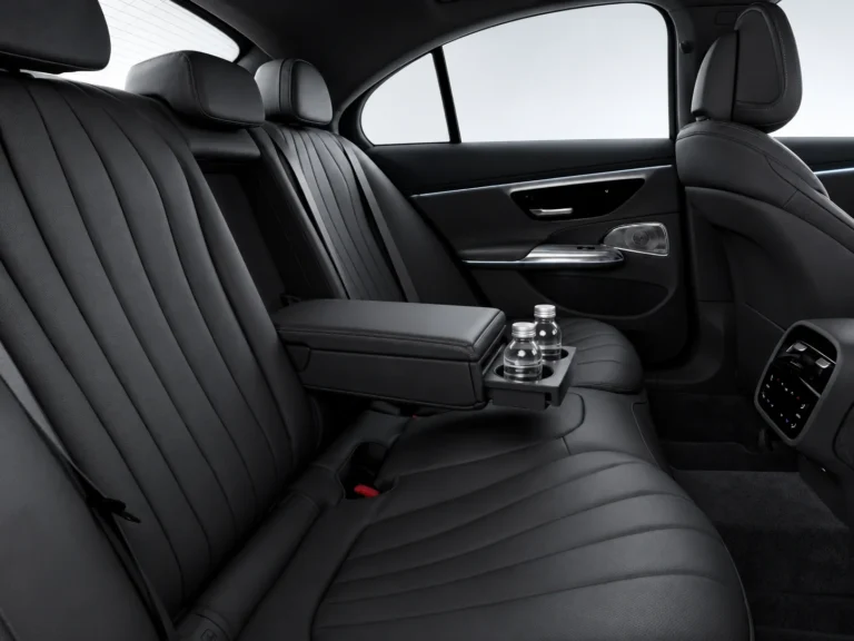 Intérieur Mercedes Classe E Intérieur arrière Mercedes Classe E avec sièges en cuir et bouteilles d’eau
