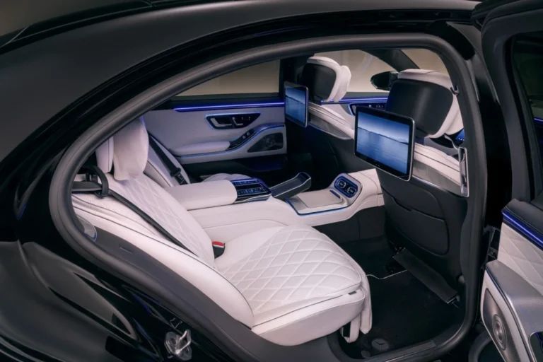 Intérieur Mercedes Classe S – Benzo Paris Intérieur arrière Mercedes Classe S avec sièges en cuir et espace passager haut de gamme