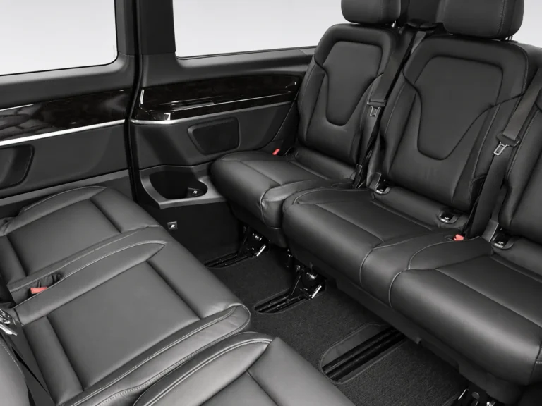 Intérieur Mercedes Classe V – Benzo Paris Intérieur Mercedes Classe V avec sièges en cuir noir face à face et espace passager spacieux