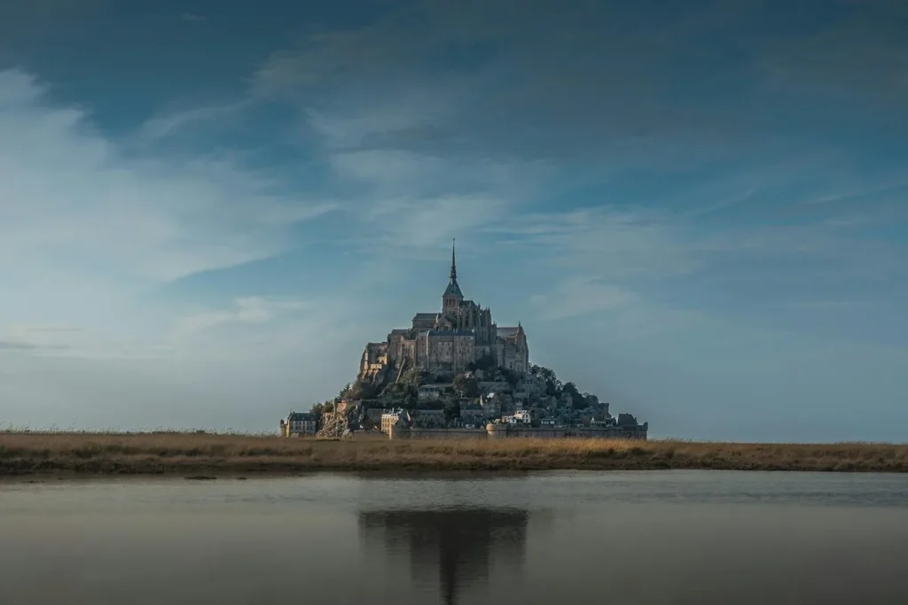 Vue du Mont-Saint-Michel et de son reflet dans la baie